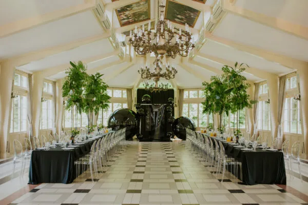 M_19 Obrus welurowy czarny <br/> 240 x 280 cm