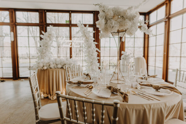 20 Obrus welurowy okrągły jasny beż <br/> śr. 330 cm