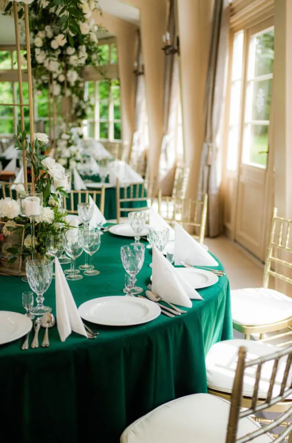 770E45AA-5F66-4C6B-8D95-77675575D201 Obrus welurowy okrągły butelkowa zieleń <br/> śr. 330 cm