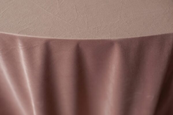 Obrus welurowy, okrągły w kolorze brudnego różu / dusty pink o średnicy 330 cm