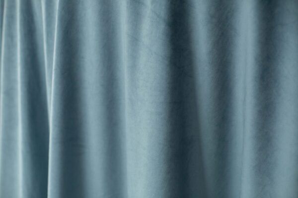Obrus welurowy, okrągły w kolorze dusty blue o średnicy 330 cm