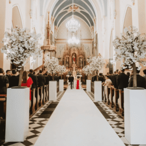 Białe kwadratowe postumenty