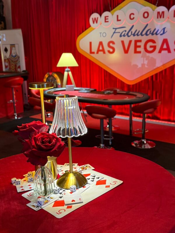 89349fc0-7360-4e0e-88d3-f902b07e50f5 Lampka stołowa LED - złota z transparentnym kloszem